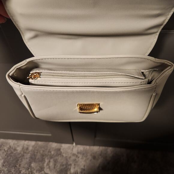 Belle Russo crossbody chain purse new - Picture 3 of 7